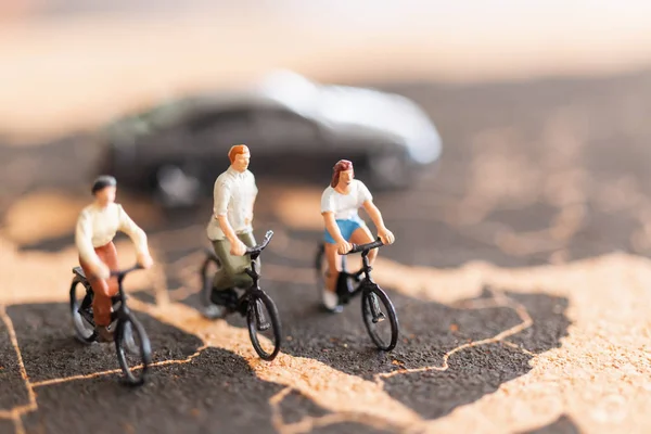 Personas en miniatura viajeros con bicicleta — Foto de Stock