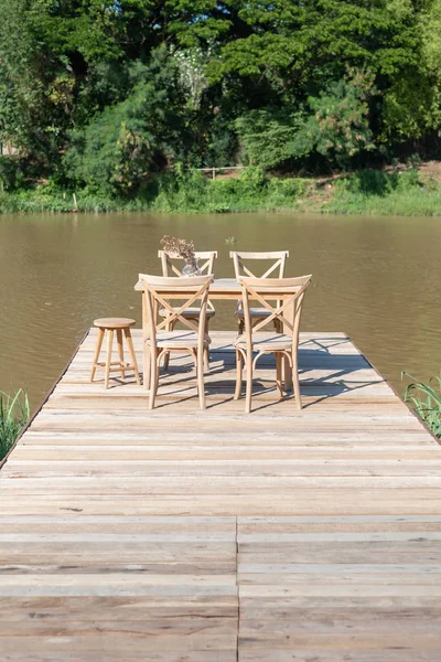Mesa e cadeira na longa ponte de madeira — Fotografia de Stock
