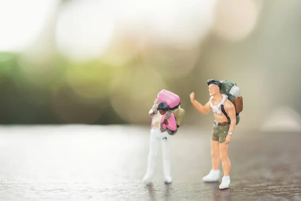 Viajero personas en miniatura con soporte de mochila y caminar — Foto de Stock