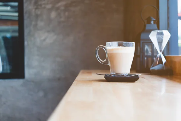 Una tazza di caffè caldo sul tavolo nel caffè — Foto Stock