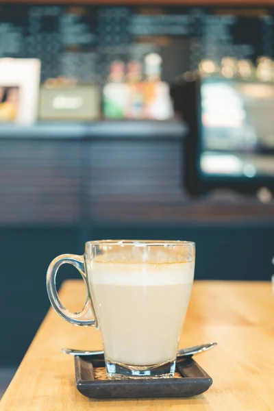 En kopp hett kaffe på bord i café — Stockfoto