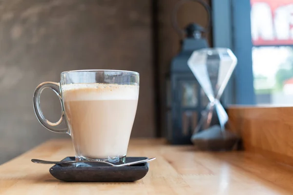 En kopp hett kaffe på bord i café — Stockfoto