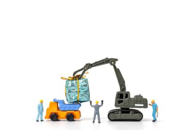 Minyatür insanlar bir hediye kutusu üzerinde çalışıyorlar.