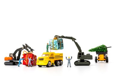 Minyatür insanlar bir hediye kutusu üzerinde çalışıyorlar.