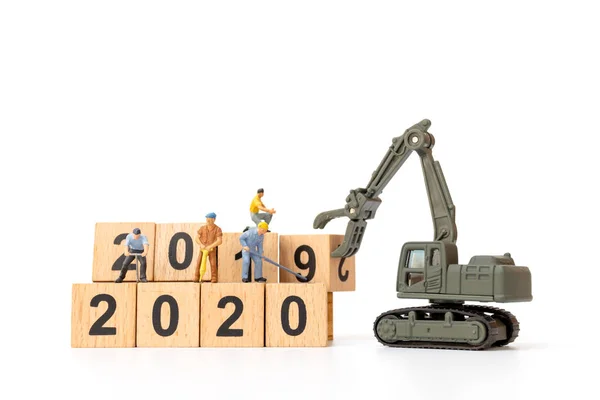 Personas en miniatura: Equipo de trabajo crear número de bloque de madera 2020 — Foto de Stock