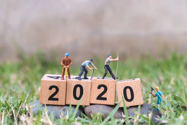 Personas en miniatura: Equipo de trabajo crear número de bloque de madera 2020 — Foto de Stock