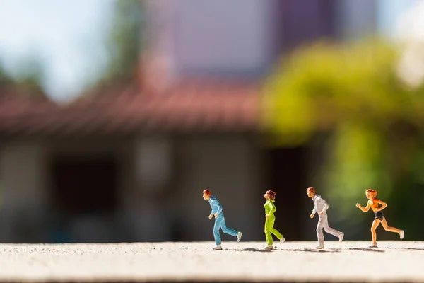 Personnes miniatures : Groupe de personnes qui circulent sur une route bétonnée — Photo