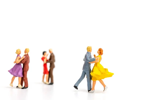Miniaturmenschen, Paar tanzt auf weißem Hintergrund — Stockfoto