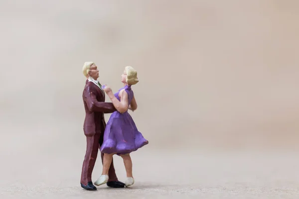 Personnes miniatures, Couple dansant sur fond en bois — Photo