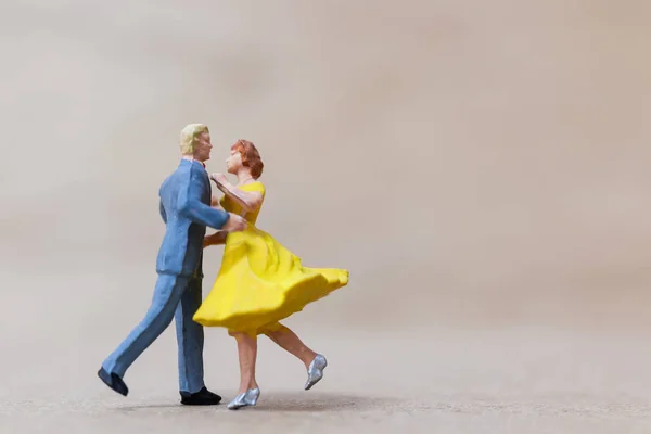 Miniaturmenschen, Paar tanzt auf Holzgrund — Stockfoto
