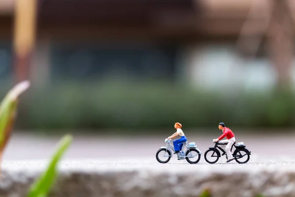 Miniaturmenschen mit Fahrrad im Park — Stockfoto