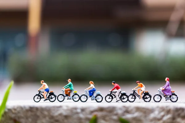 Persone in miniatura che viaggiano in bicicletta nel parco — Foto Stock