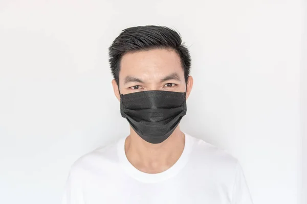 Ásia homem vestindo máscara proteger fino poeira no ar poluição ambiente — Fotografia de Stock