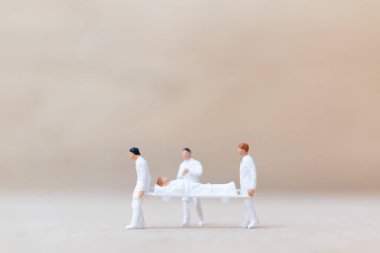 Minyatür insanlar: Doktor ve hemşire hastayı sedyeyle taşıyorlar