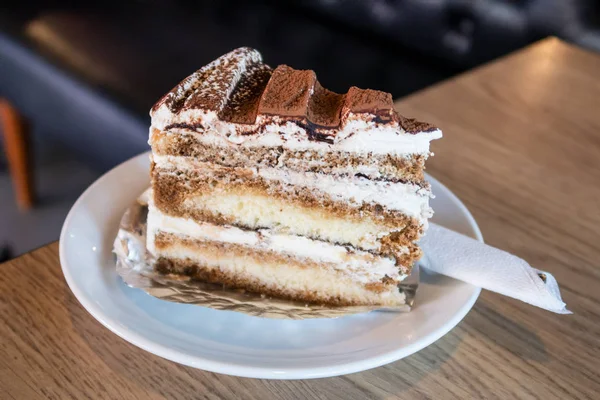 Кусок торта тирамису на белом блюде — стоковое фото