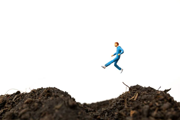 Pessoas em miniatura: Homem Correndo no chão isolado sobre fundo branco — Fotografia de Stock