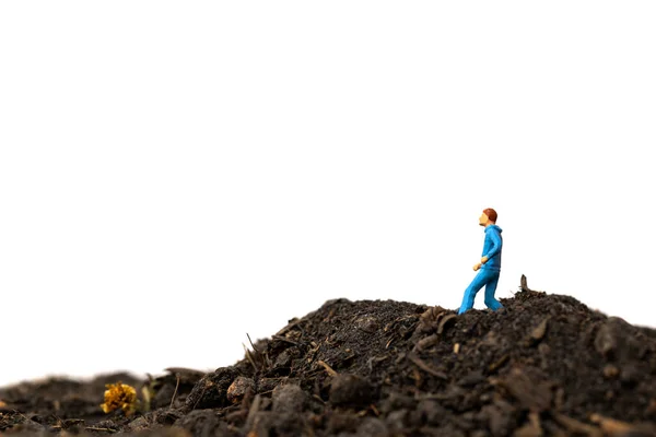 Minyatür insanlar: Yerde koşan adam beyaz arka planda izole edilmiş — Stok fotoğraf