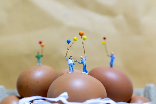 小人物：快乐的家庭抱着气球庆祝复活节彩蛋 — 图库照片