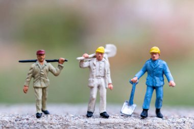 Minyatür insanlar, araçları tutan işçiler ve metin için kopyalama alanı, İşçi Bayramı konsepti