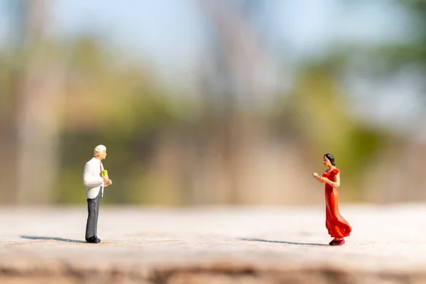 Des Personnes Miniatures Saluent Pour Garder Leurs Distances Sociales Afin — Photo