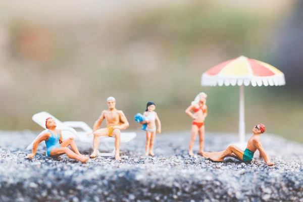 Pessoas Miniatura Usando Banho Sol Maiô Uma Rocha Conceito Viagem — Fotografia de Stock