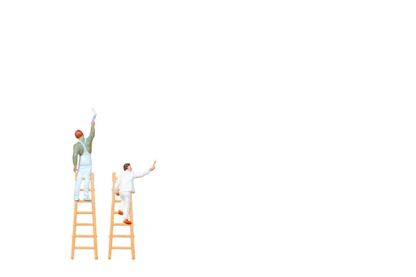 Pessoas Miniatura Com Escada Segurando Escova Frente Fundo Parede Branca — Fotografia de Stock