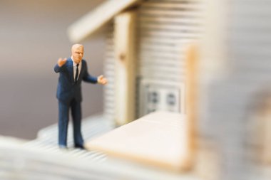 Minyatür insanlar, iş adamları bilgisayar laboratuvarında çalışıyor, ev konseptinde çalışıyor.