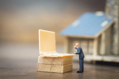 Minyatür insanlar, iş adamları bilgisayar laboratuvarında çalışıyor, ev konseptinde çalışıyor.