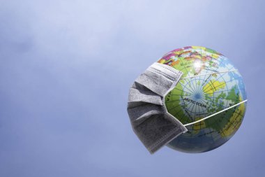 Dünya kendini covid-19 'a karşı savunur, bu gezegen covid-19 konseptiyle karantinaya alınmıştır.