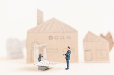 Bilgisayar laboratuvarında çalışan minyatür insanlar, ev konseptinde çalışıyorlar.