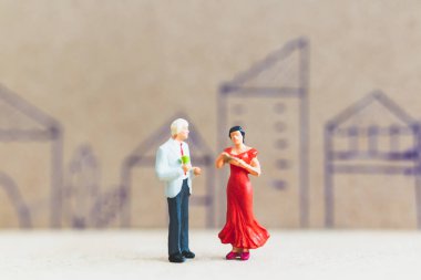 Minyatür insanlar evde kalıp koronavirüsten kaçınmak için kendilerini karantinaya alırlar.