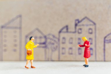 Minyatür insanlar evde kalıp koronavirüsten kaçınmak için kendilerini karantinaya alırlar.