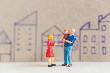 Minyatür insanlar evde kalıp koronavirüsten kaçınmak için kendilerini karantinaya alırlar.