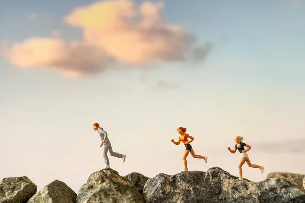 Miniatuur Mensen Hardlopen Rots Klif Met Natuur Achtergrond Gezondheid Levensstijl — Stockfoto