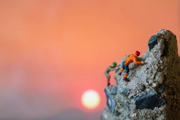 Miniature People Hikers Climbing Rock Спорт Досуг — стоковое фото