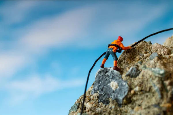 Pessoas Miniatura Caminhantes Subindo Rocha Conceito Desporto Lazer — Fotografia de Stock