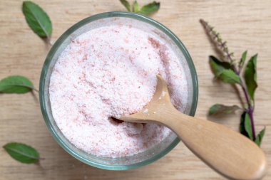 Pembe tuz, ahşap zemin üzerinde Himalaya tuzu