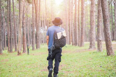 Ormanda sırt çantasıyla gezen Asyalı adam, Macera Yolculuğu Uzaktan Kumanda Konsepti