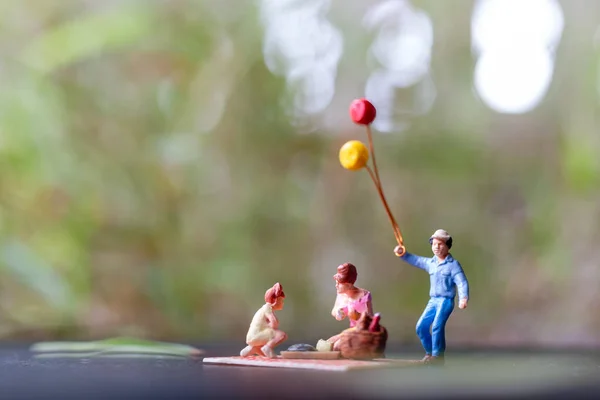 Pessoas Miniatura Família Feliz Sentada Tapete Durante Piquenique Parque — Fotografia de Stock