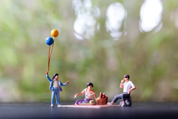 Personnes Miniatures Joyeux Famille Assis Sur Tapis Lors Pique Nique — Photo