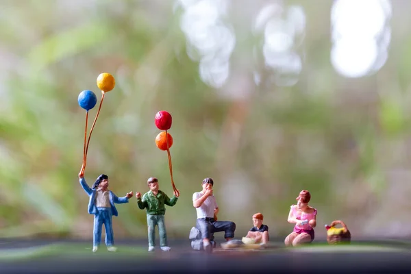 Pessoas Miniatura Família Feliz Sentada Tapete Durante Piquenique Parque — Fotografia de Stock