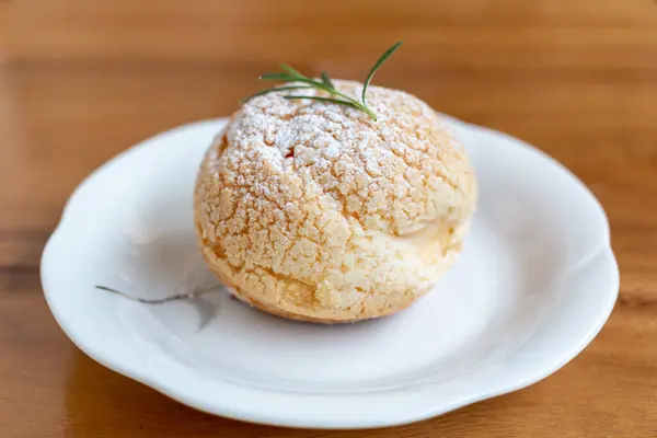 Crema Choux Colocada Sobre Plato Blanco Fondo Madera — Foto de Stock