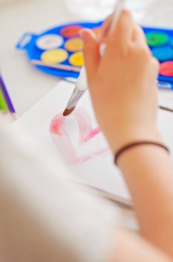 Bir çocuk yaratıcı oluyor, sulu boya ile sanat yaratıyor ve sanatçı oluyor.