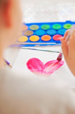 Bir çocuk yaratıcı oluyor, sulu boya ile sanat yaratıyor ve sanatçı oluyor.