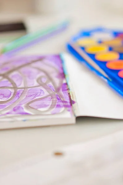 Niño Pintando Siendo Creativo Creando Arte Con Acuarelas Siendo Artístico — Foto de Stock