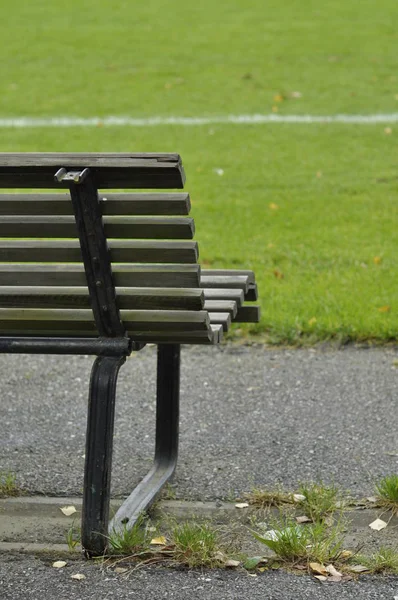 På en fotbollsträning och på en plan på en regnig, kall och grå hösteftermiddag — Stockfoto