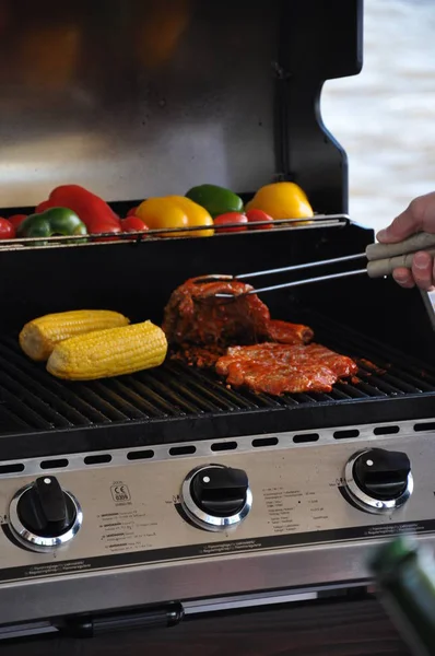 Zomer barbecue met gegrilde vlees steaks en groenten li — Stockfoto