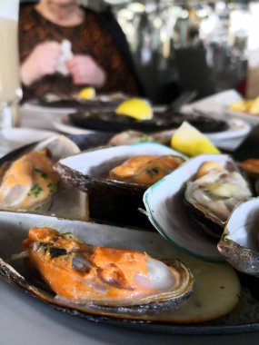 Lezzetli deniz ürünleri, Portekiz, Madeira 'da sarımsaklı tereyağında misket tüfeği. Lokantada yemek yemek..