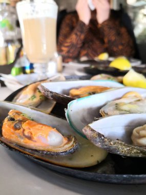 Lezzetli deniz ürünleri, Portekiz, Madeira 'da sarımsaklı tereyağında misket tüfeği. Lokantada yemek yemek..