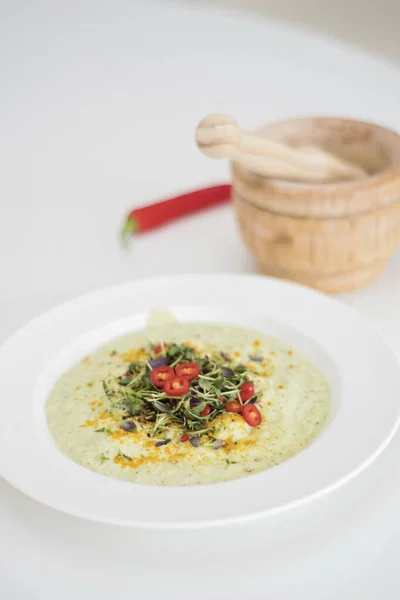 Entzündungshemmende Vegane Kost Blumenkohl Brokkoli Suppe Mit Frischen Roten Chilischeiben Stockbild